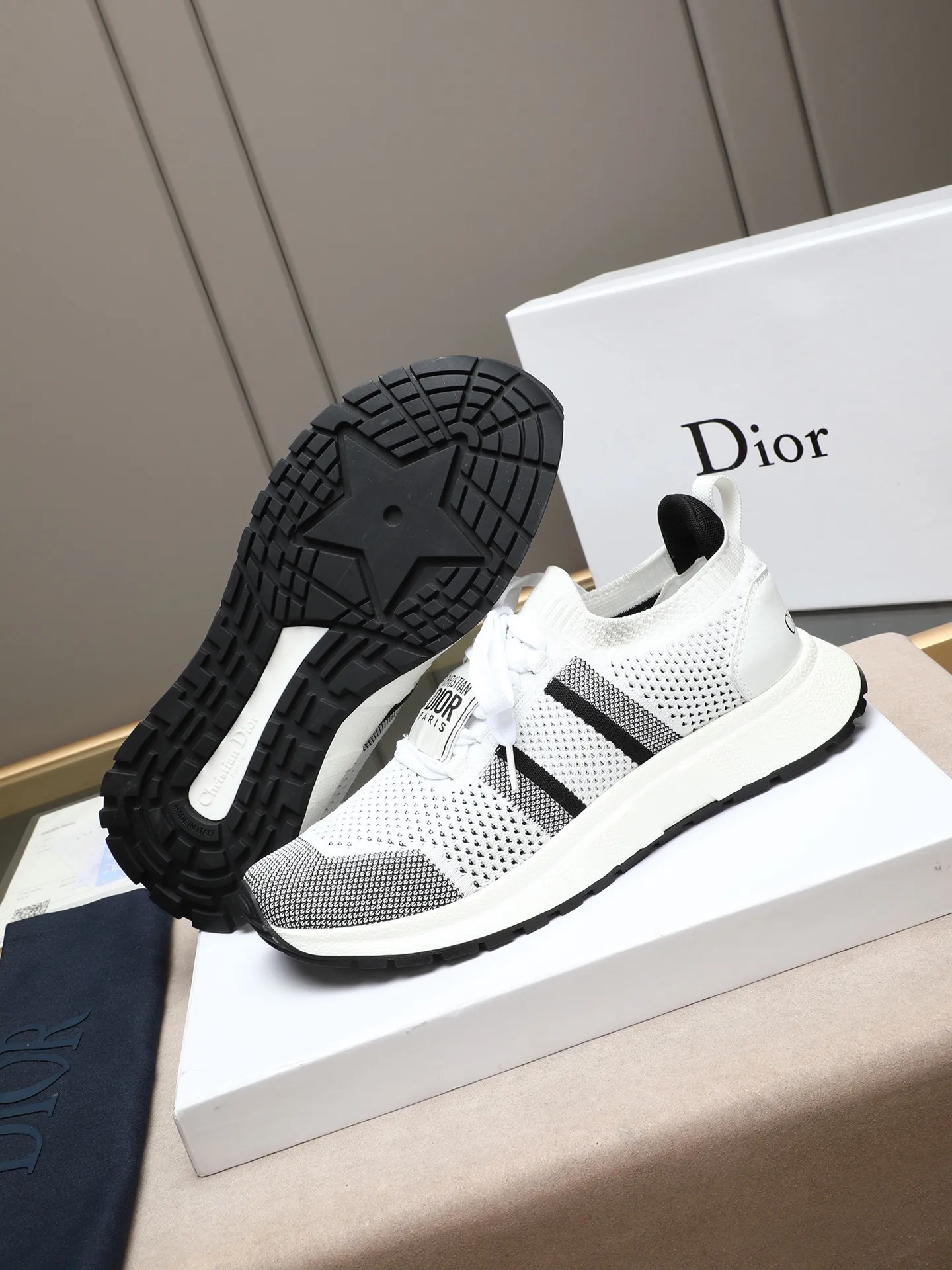 Men's shoes 💰420 🌟DIOR CHRONO Dior's new, casual, business, all-in-one sports shoes. Simple and super versatile. The uppers are equipped with Logo cloth labels. The uppers are perfect and luxurious and can be matched with any spring, summer, autumn and winter clothing. The upper feet are even more comfortable! The original material is disassembled and reproduced perfectly. The fly-woven upper is breathable and comfortable. The original super light TPU anti-slip outsole. Unique. Full of details. Fine workmanship. Worth owning 3 color options 38-44 (customized for 45)